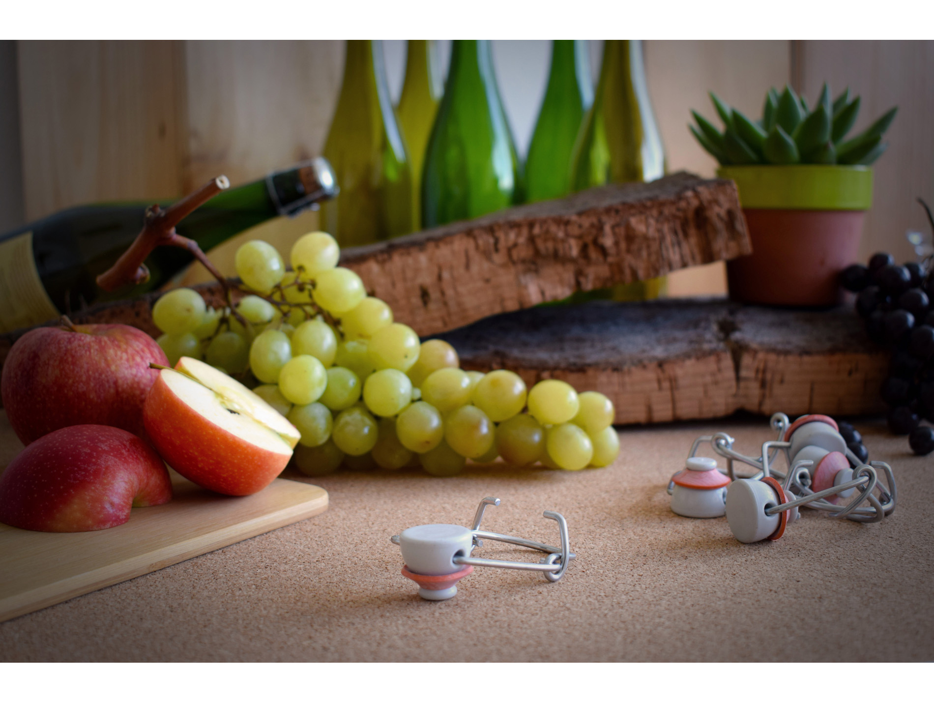 Bouteille de vin rouge, bouchons et raisins dans une boîte en bois
