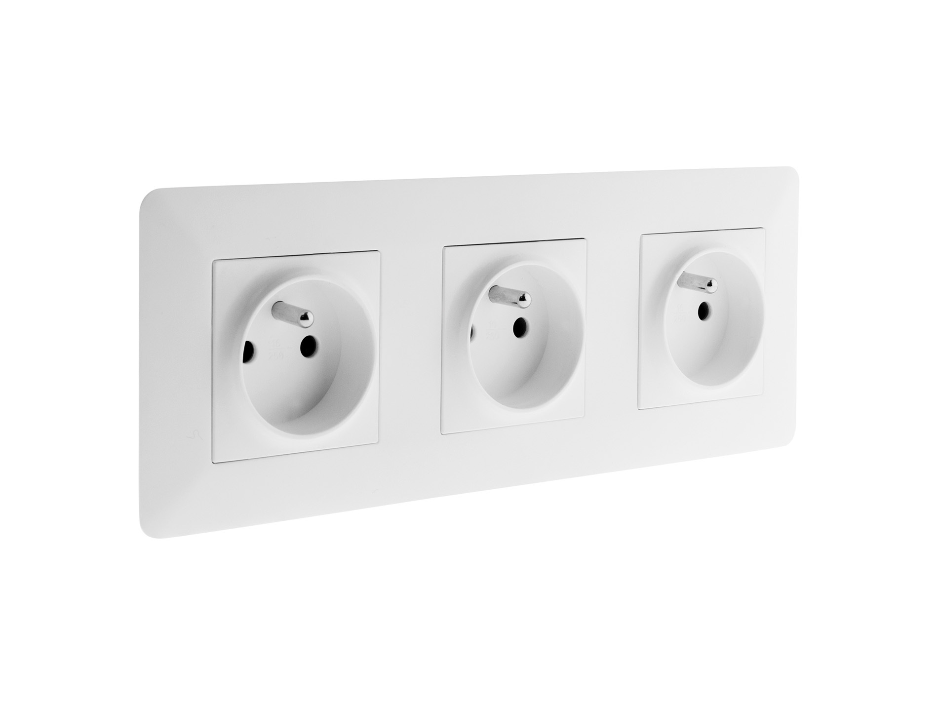 Prise triple ZENITECH Artezo 2P+T 16a précâblée blanc