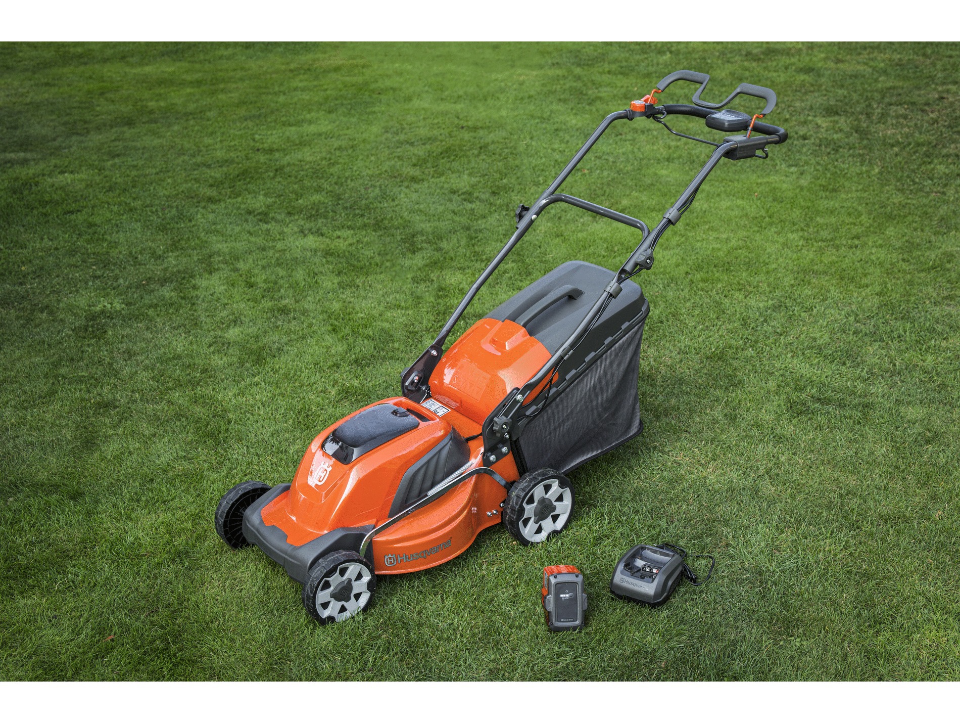 Tondeuse poussée à batterie HUSQVARNA LC141i PACK l.41cm