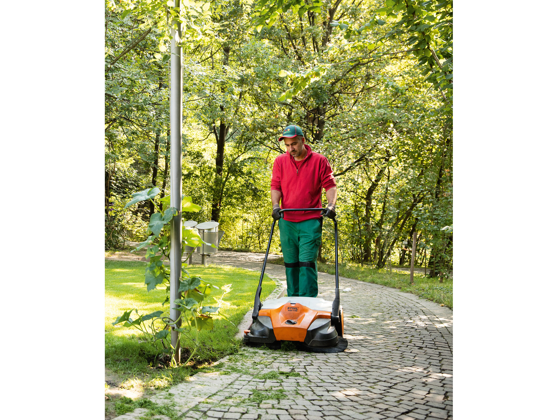 Balayeuse à batterie STIHL KGA 770 l.77cm 36V