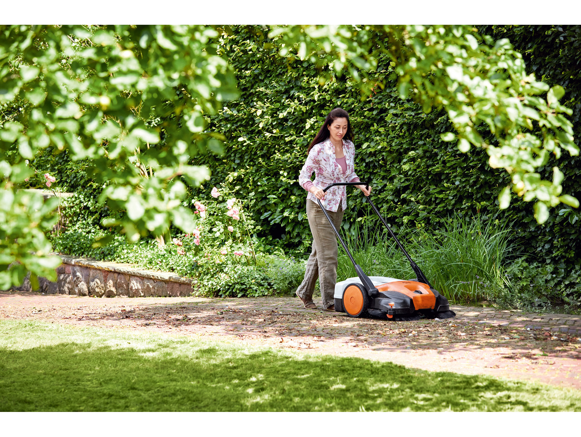 Balayeuse mécanique STIHL KG 770 l.77cm